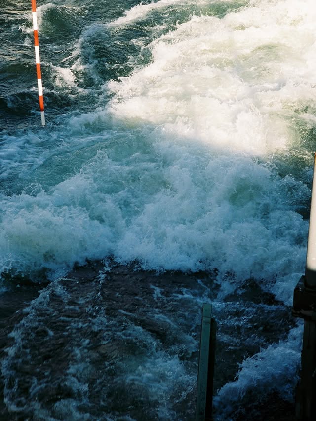 Instagram post by @noah_hegge for dryrobe. Caption reads: [...] on the water

___
#athlete #planetcanoe....