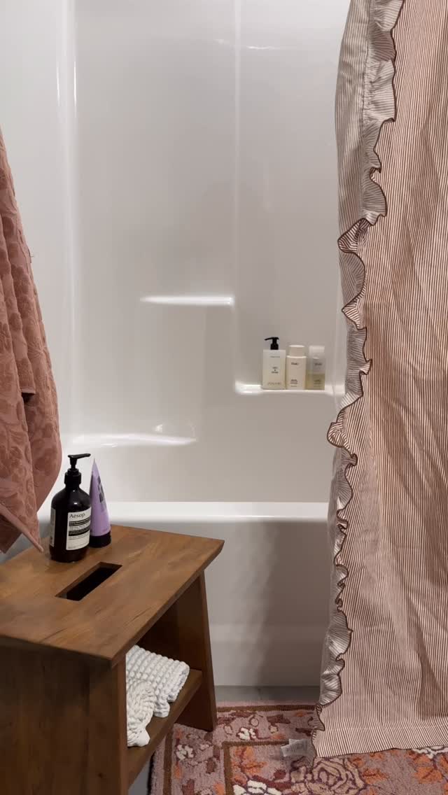 Instagram post by @hannah_ellingson for Sproos. Caption reads: [...] color and function to my bathroom!....