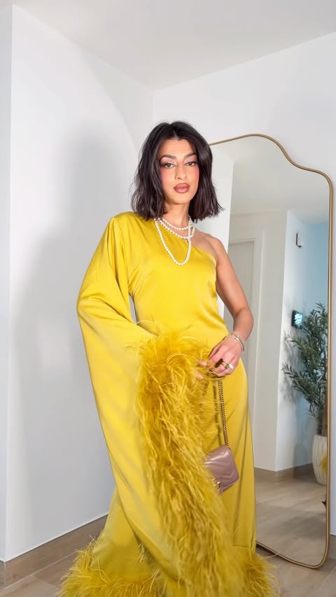 Instagram post by @annakhan25 for Club L London. Caption reads: [...] waiting to style this dress Outfit....