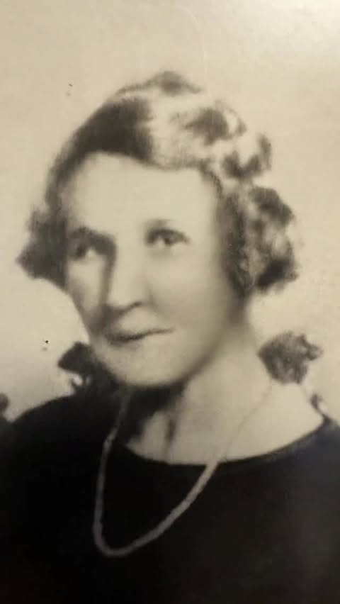 Instagram post by @middleagedminx for Elizabeth Arden. Caption reads: [...] would be fascinated by my mother’s....