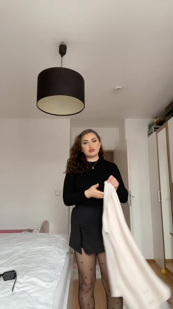 Instagram post by @bleonaa.ku for Joom. Caption reads: • Werbung• 
@joom 🤍

Mantel ID-X8P7X6ML
Tasche....