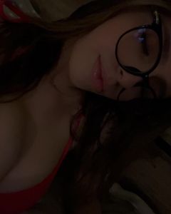 Instagram post by @haaiillsey for La Senza. Caption reads: glasses and hot pink.