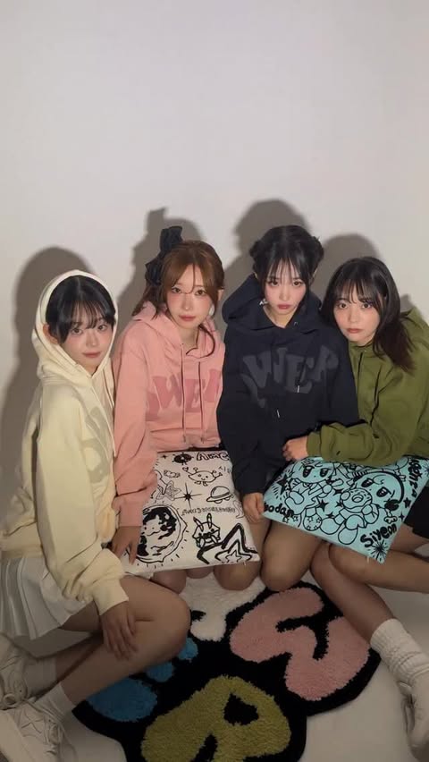 Instagram post by @qwerband_official for MUSINSA. Caption reads: 🔦🔦🔦🔦.