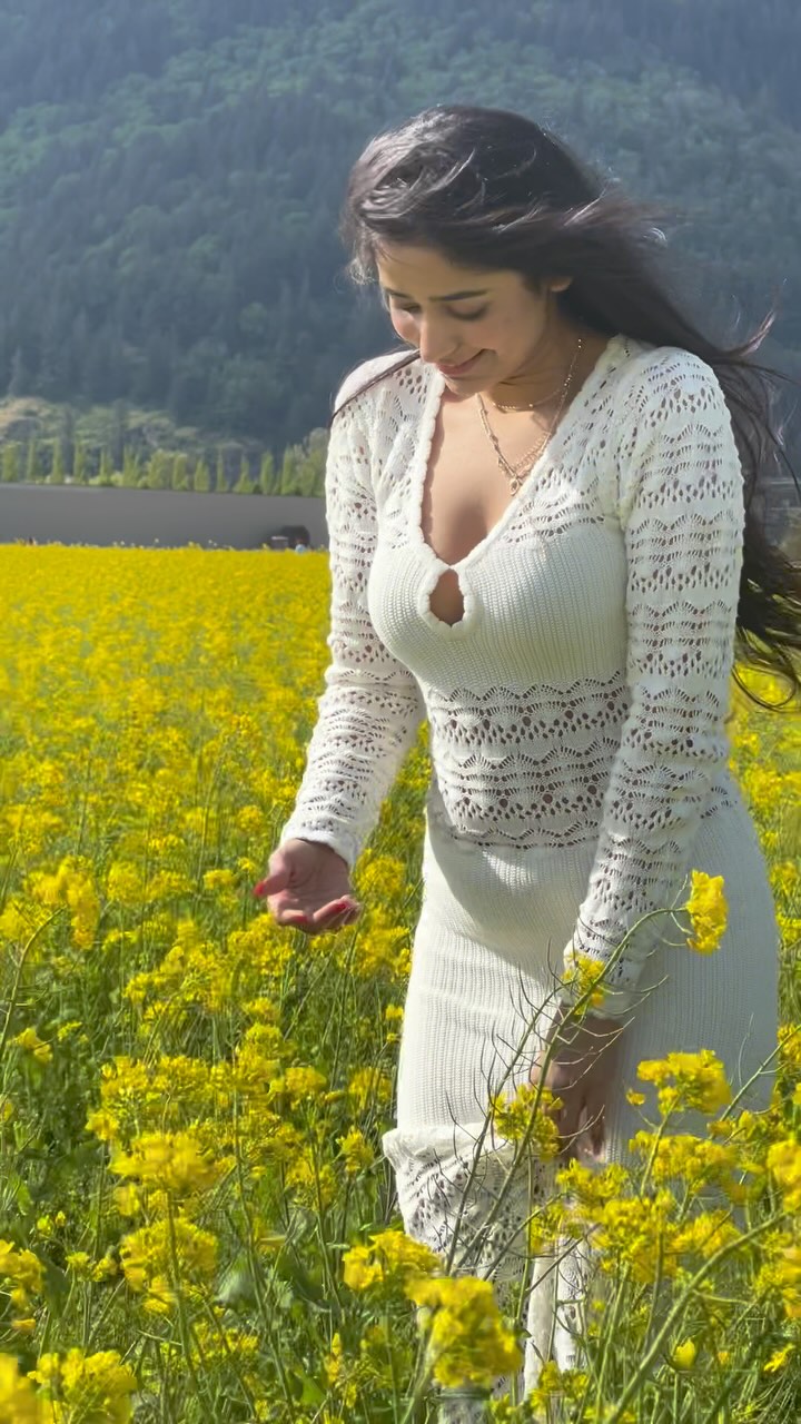 Instagram post by @crazy_gamete for Forever21. Caption reads: Dress - @forever21 
.
.
.
.
.
.
.
#explore #loveit....