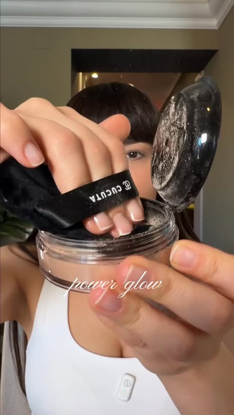 Instagram post by @anamcucuta for L'Oréal Paris. Caption reads: POV: glow-ul tău nu mai e de la filtru ✨ Noua....