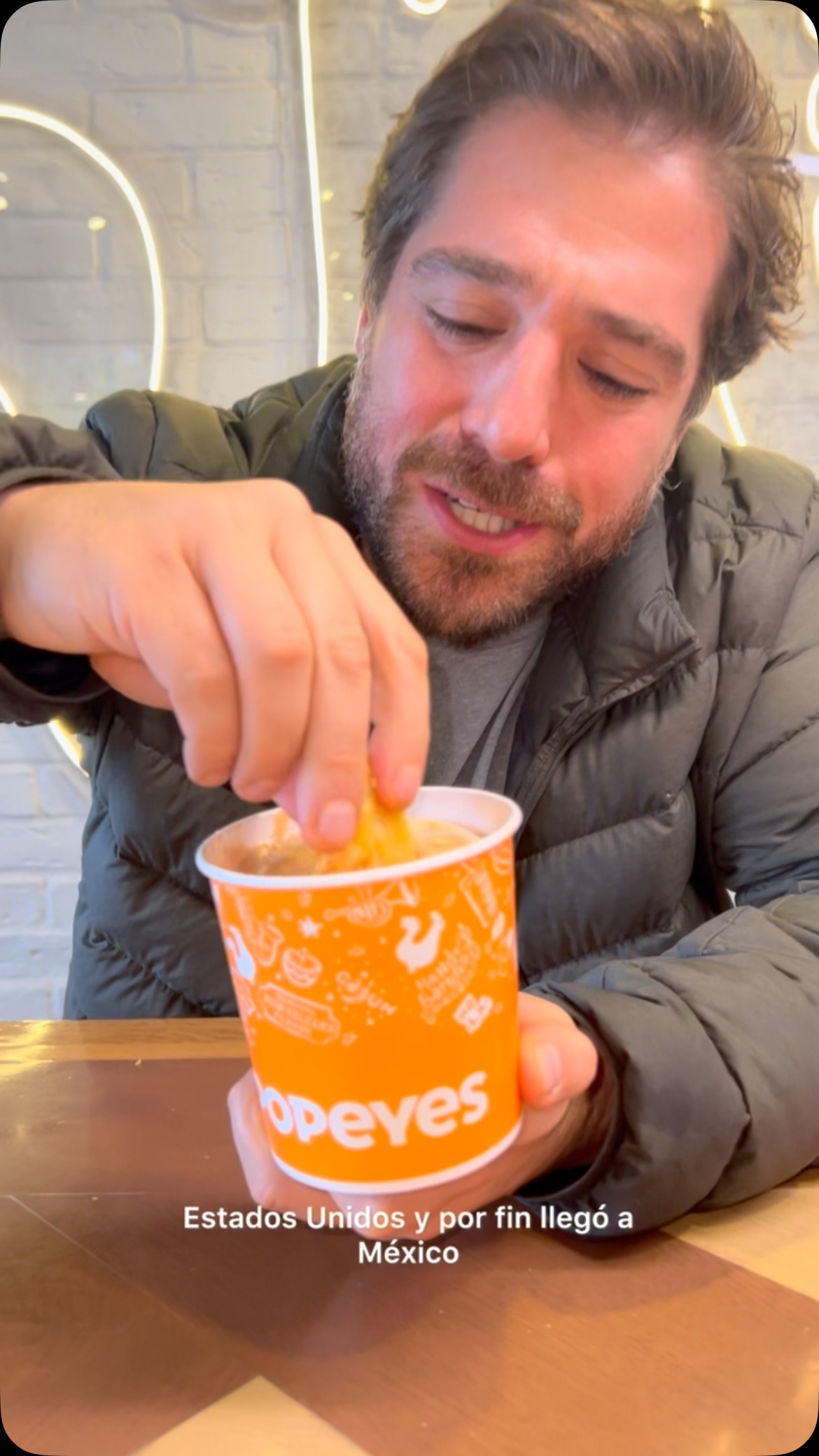 Instagram post by @ara.y.punto.oficial for Popeyes. Caption reads: ¿Vieron la salsa viral para chopear pollo frito?....
