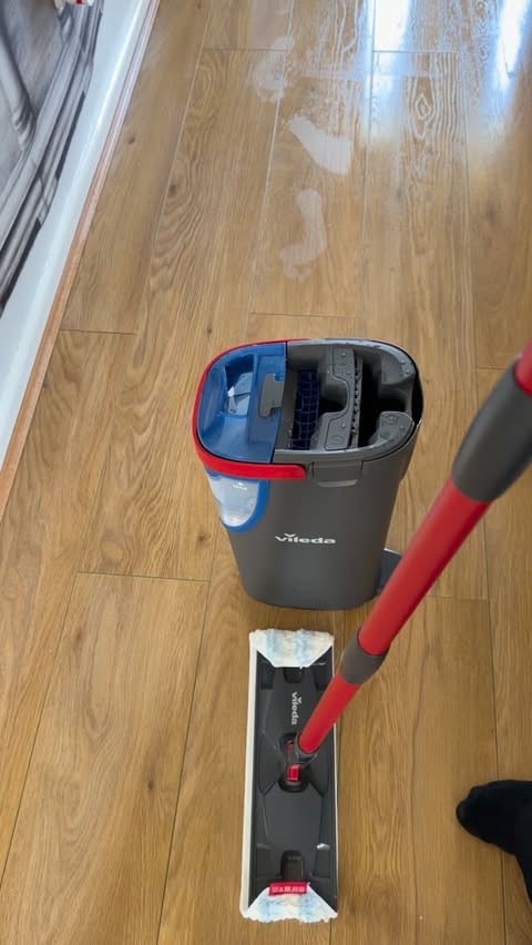 Instagram post by @insidewithlou for Vileda. Caption reads: [...] clean my floors actually are… Using my....
