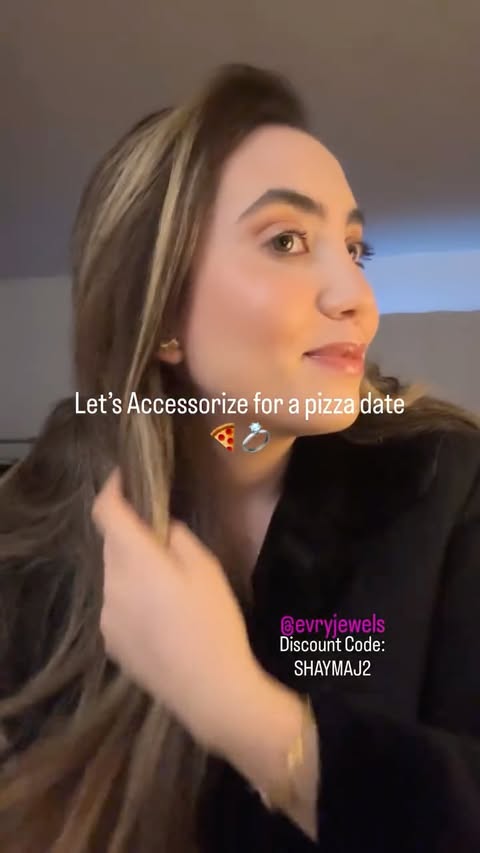 Instagram post by @journaliste_gourmande for EVRY JEWELS. Caption reads: Let’s accessorize with @evryjewels for a pizza....
