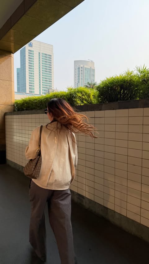 Instagram post by @azahhra for Google. Caption reads: [...] pake Mode AI aja #ModeAI #Sponsored....