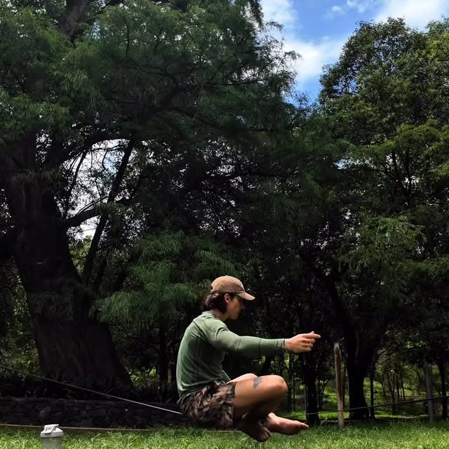 Instagram post by @marekcris for Liquid I.V. México. Caption reads: Moverme, desconectarme, recargarme.
Slackline,....