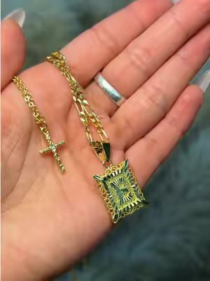 TikTok post by @eveelynnnlopez for Kissyan Jewelry. Caption reads: Double layer initial necklace for the gold baddies....