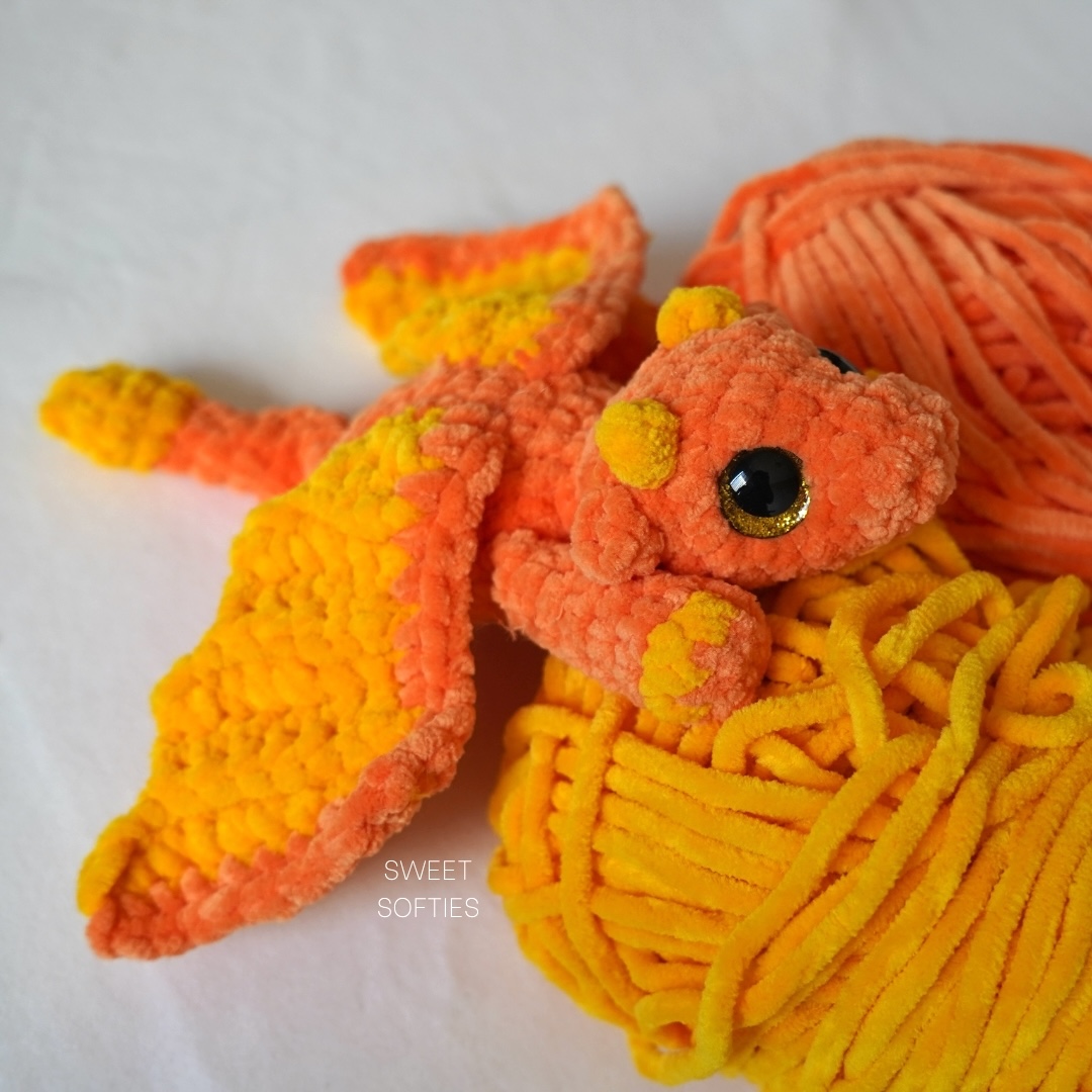 Instagram post by @sweetsofties for Hobbii. Caption reads: [...] orange and golden tones 🧡✨ Made with....
