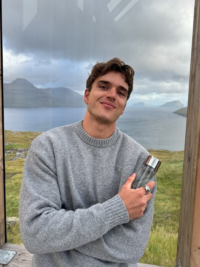 Instagram post by @iamdaanschel for Issey Miyake Parfums. Caption reads: 🌎 with @isseymiyakeparfums 

#leseldisseyintense....