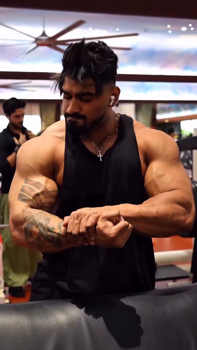 Instagram post by @amit_agre_ifbb_pro for Pintola. Caption reads: Your body deserves good fuel. Your taste buds....