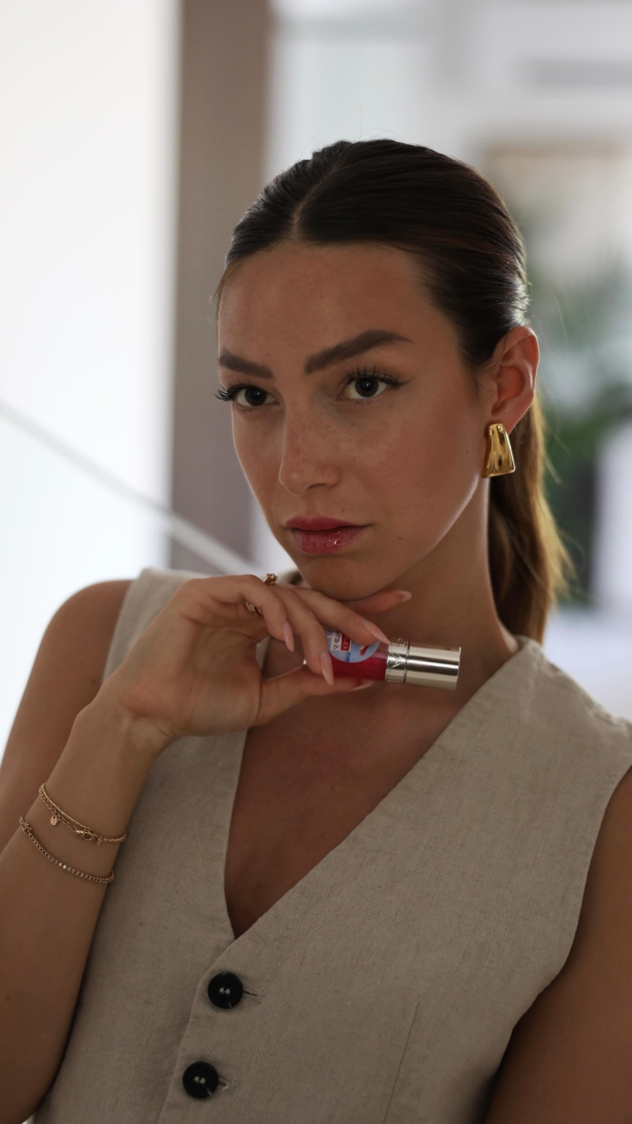 Instagram post by @ariannacirrincione for CLARINS USA. Caption reads: Sono passata da @ethosprofumerie : con questo....