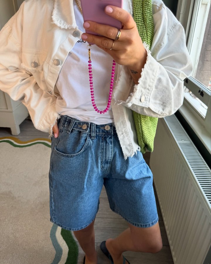Instagram post by an influencer for Carrie Elizabeth. Caption reads: A few outfits with these new shorts .. 📸 . Denim....