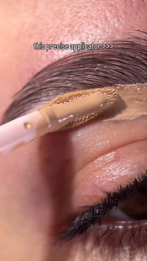 Instagram post by @noelle.makeup for essence cosmetics. Caption reads: [...] Longwear Concealer #essence....