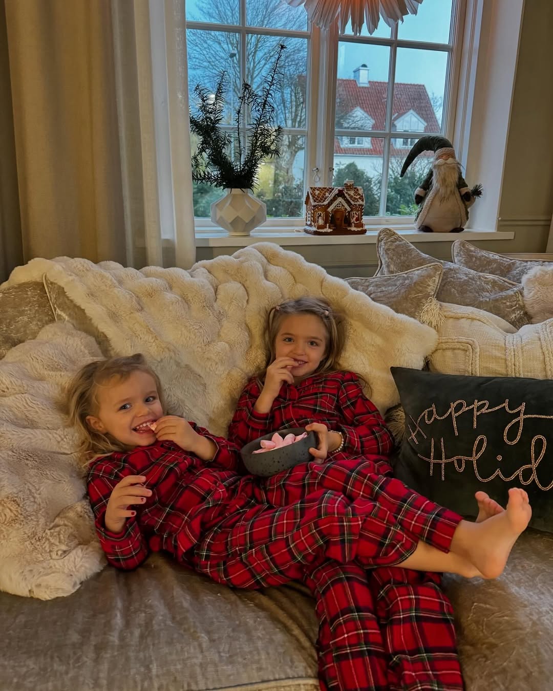 Instagram post by @juliabergman_ for Lindex. Caption reads: Reklam för @lindexofficialkids 🫶 
Julen närmar....