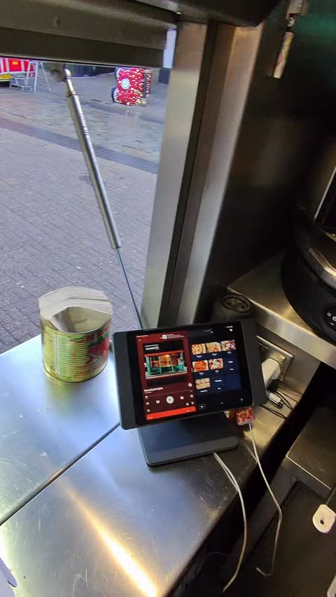 Instagram post by @peddlingpizzas for Gozney. Caption reads: [...] away in under 3 minutes. 

@raybanmeta....