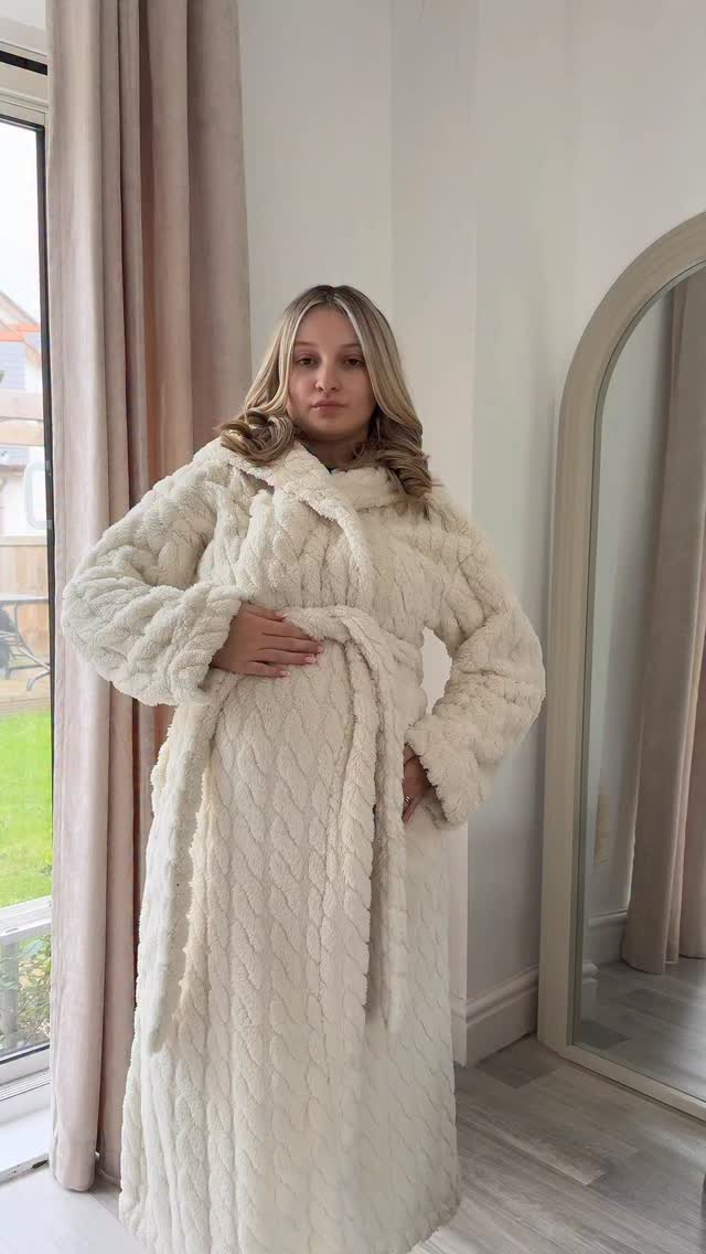 Instagram post by @tayashotton for Pink Vanilla. Caption reads: [...] autumn outfit vibes🤰 
Jacket from....