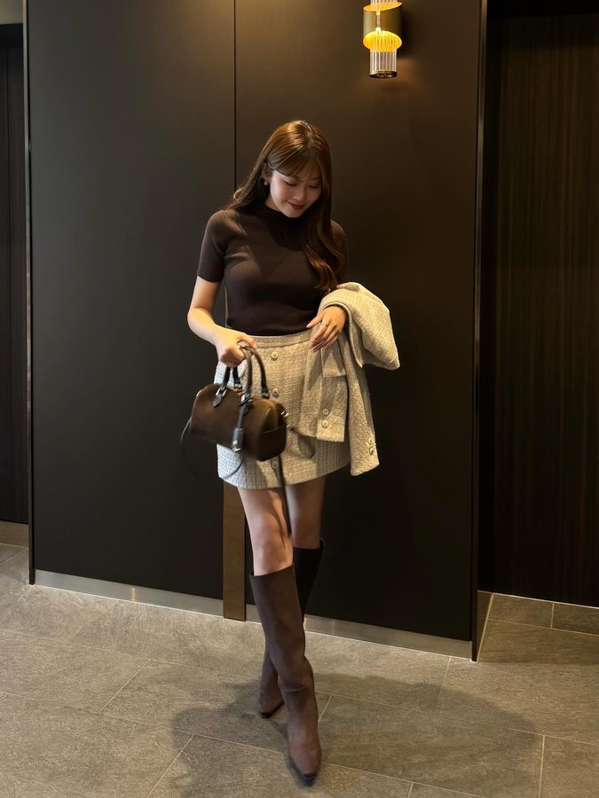 Instagram post by @rararurun for Her lip to. Caption reads: brown×pink🤎💗💭

近くで見るとキラっとしてて可愛いツイード🫢
ルミネでも大人気の....