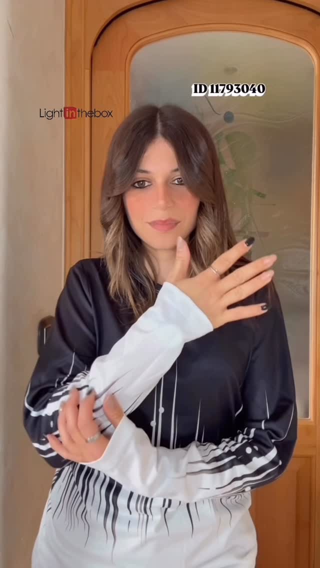 Instagram post by @martinalanierougc for LightInTheBox. Caption reads: 𝗤𝘂𝗮𝗻𝗱𝗼 𝗹’𝗼𝗻𝗹𝗶𝗻𝗲 𝘀𝗵𝗼𝗽𝗽𝗶𝗻𝗴....