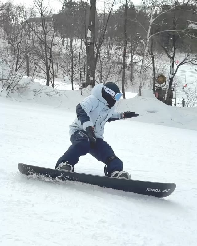 Instagram post by @toyfilms_snowboard for Yonex. Caption reads: [...] ② Carving Turn ③ From the Side / 横から ④ YONEX....