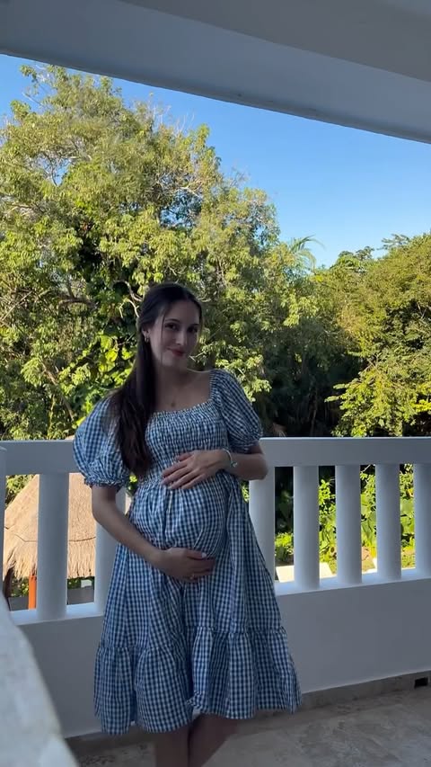Instagram post by @alexandralemay for PinkBlush Maternity. Caption reads: Looks de grossesse en voyage avec....