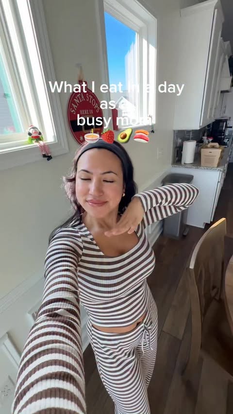 Instagram post by @jennifer_hilbert for Bloom Nutrition. Caption reads: This week I will be fully indulging 😅 The apple....