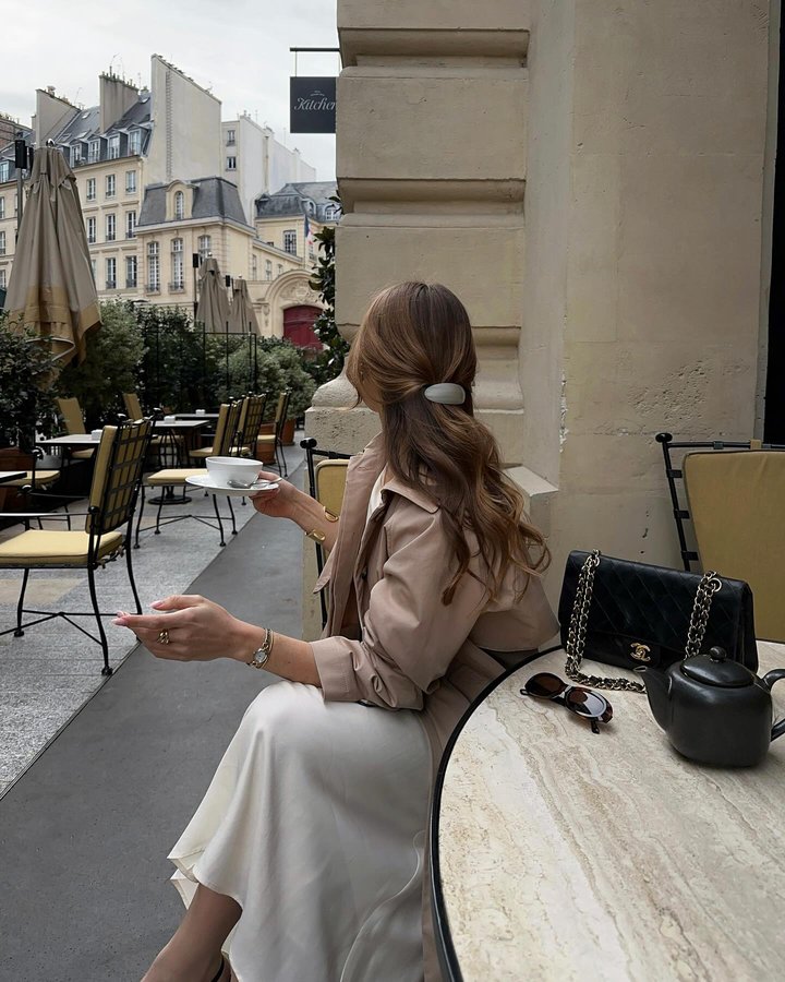 Instagram post by @lise_frt for VANESSA BRUNO. Caption reads: Beige on beige today
Look @vanessabruno -....