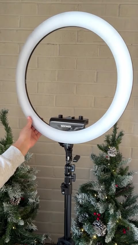 Instagram post by @tugbahkm for NEEWER. Caption reads: [...] videos and photos! 🎥
#ad 
@neewer....