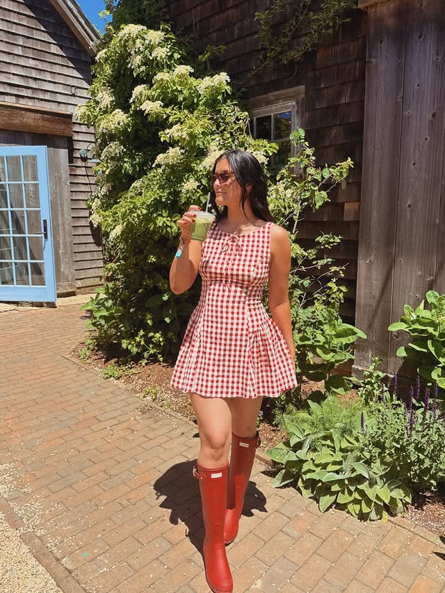 Instagram post by @katybellotte for Hunter Boots. Caption reads: [...] 🦞🤍🐟 the best weekend out east with....