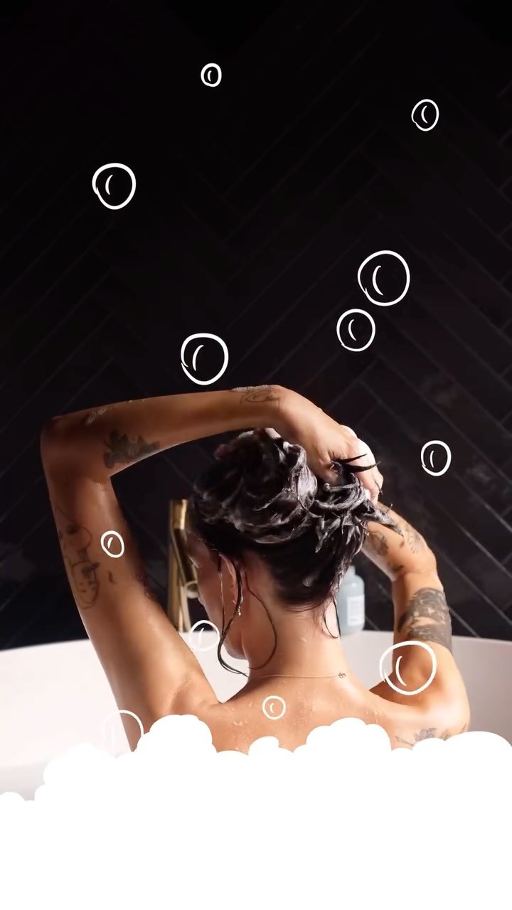 Instagram post by @wiwoos for Davines. Caption reads: Beautiful Things for beautiful hair 💁🏻‍♀️
Salon....