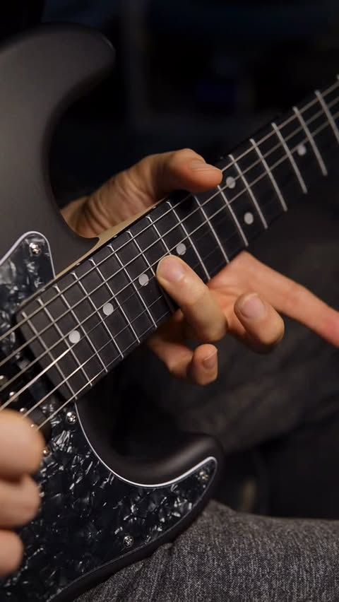 Instagram post by @kristoferdahl1 for ENYA MUSIC. Caption reads: [...] it here (affiliate link): #smartguitar....