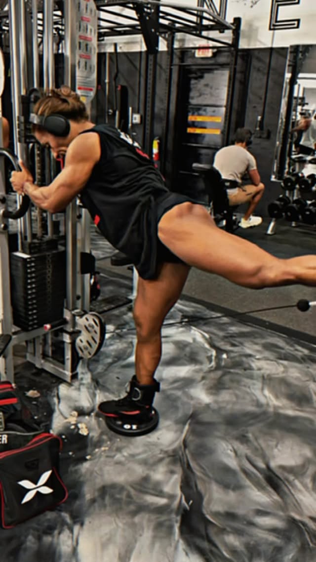 Instagram post by @thaisifbbpro for TuffWraps. Caption reads: [...] 🍑😏! . Today use my new anklets of....