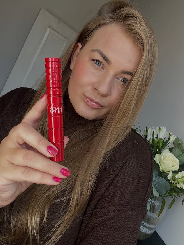 Instagram post by @bee.b.eauty for NARS Cosmetics. Caption reads: Very. Iconic. NARS. 🤎 Just a little mascara,....