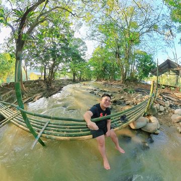 Instagram post by @abewee1 for Insta360. Caption reads: Teka kat mana ni? 🕺 📸: @insta360 One X2.