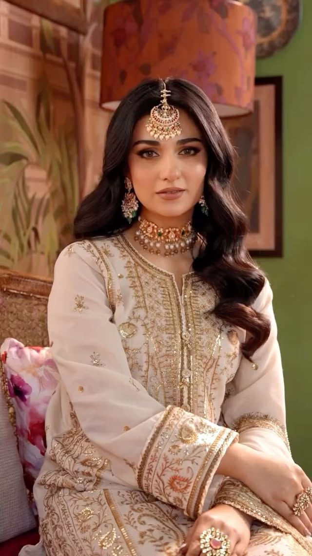 Instagram post by @whattowearpk for Asim Jofa. Caption reads: Don't miss out on Asim Jofa's Year End Sale! Enjoy....