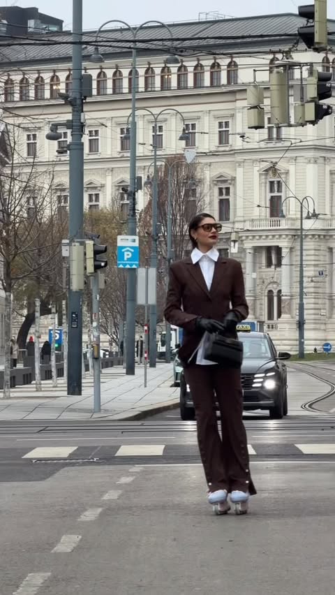 Instagram post by @sarahposch for KARL LAGERFELD. Caption reads: *Anzeige| Ladies and Gentlemen, her✨....