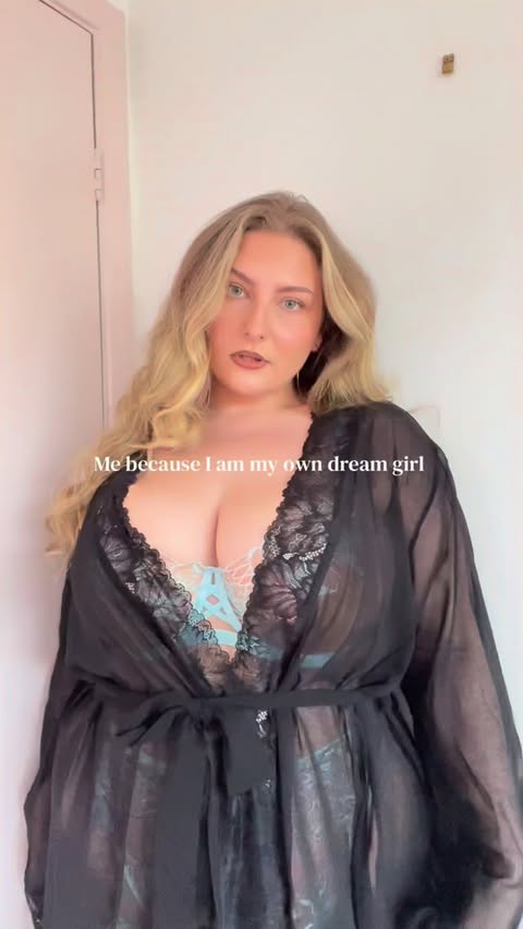 Instagram post by @xelliesweetx for Ann Summers. Caption reads: [...] own best love✨ Full set and robe -....