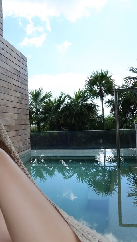 Instagram post by @anniaguirremx for Kleenex. Caption reads: [...] estoy amando esta época navideña....