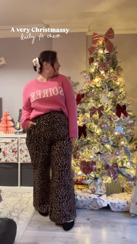 Instagram post by @christinaloves_clothes for LOVALL. Caption reads: [...] 1 @joanieclothing *
Black flares....