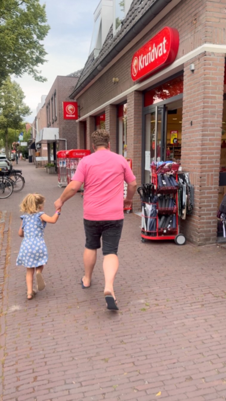 Instagram post by @paparon.nl for Kruidvat. Caption reads: #AD | Rennen naar @Kruidvat! Het is weer tijd voor....