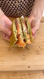 Instagram post by @hoycomemossano for justspices. Caption reads: Pan de aguacate, sin harinas, en airfryer y con....