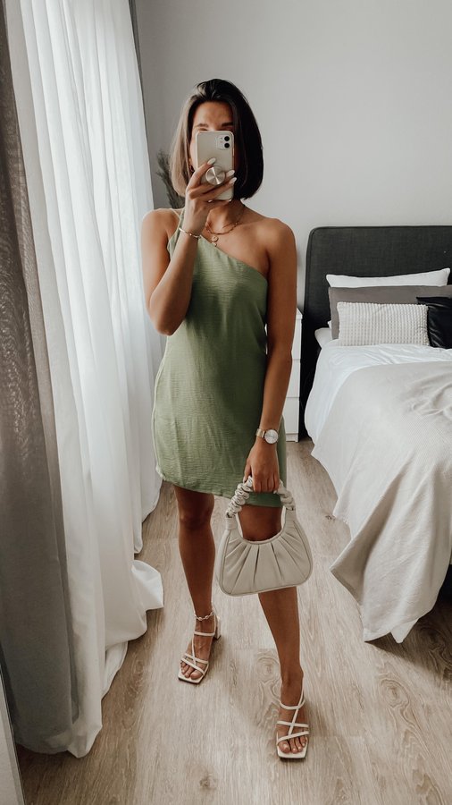 Instagram post by @maralenam for OUTFITBOOK. Caption reads: dressed up ✨

Dress @outfitbook_ 
Shoes....