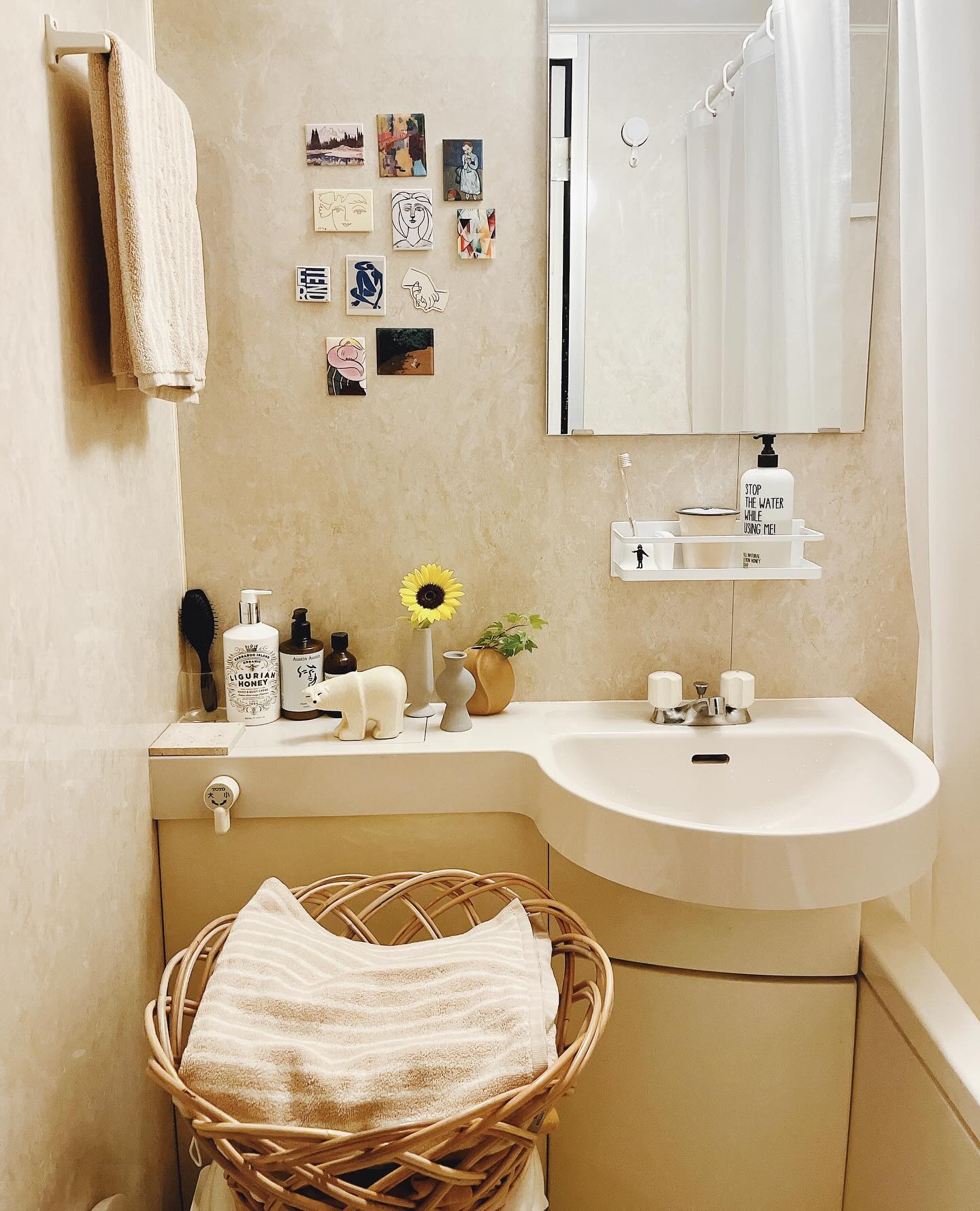 Instagram post by @hk89_room for Nordic Nest Japan. Caption reads: .
ユニットバスを少し模様替え。
かわいらしい花器を３つ並べてみました（写真2枚目）。
これはデンマ....