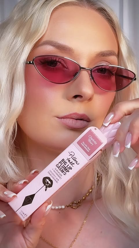 Instagram post by @beautybeing__ for THE MUM CLUB. Caption reads: ad/werbung My absolute favorite summer lip combo!....