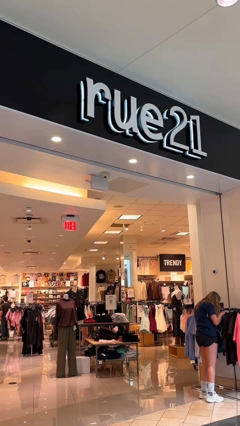Instagram post by @shaniaraii for rue21. Caption reads: [...] ✨ Rue 21 understood the assignment !!!....