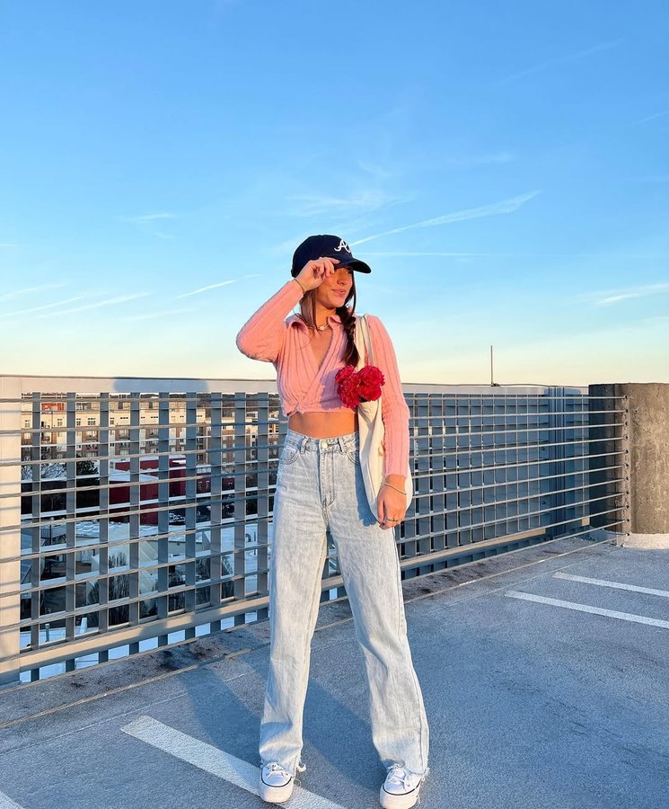 Instagram post by @mel______d for GOLD HINGE. Caption reads: Chill Tuesday😛.