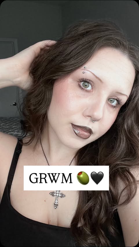 Instagram post by @halle.sparkles for Anastasia Beverly Hills. Caption reads: [...] setting powder “translucent”....
